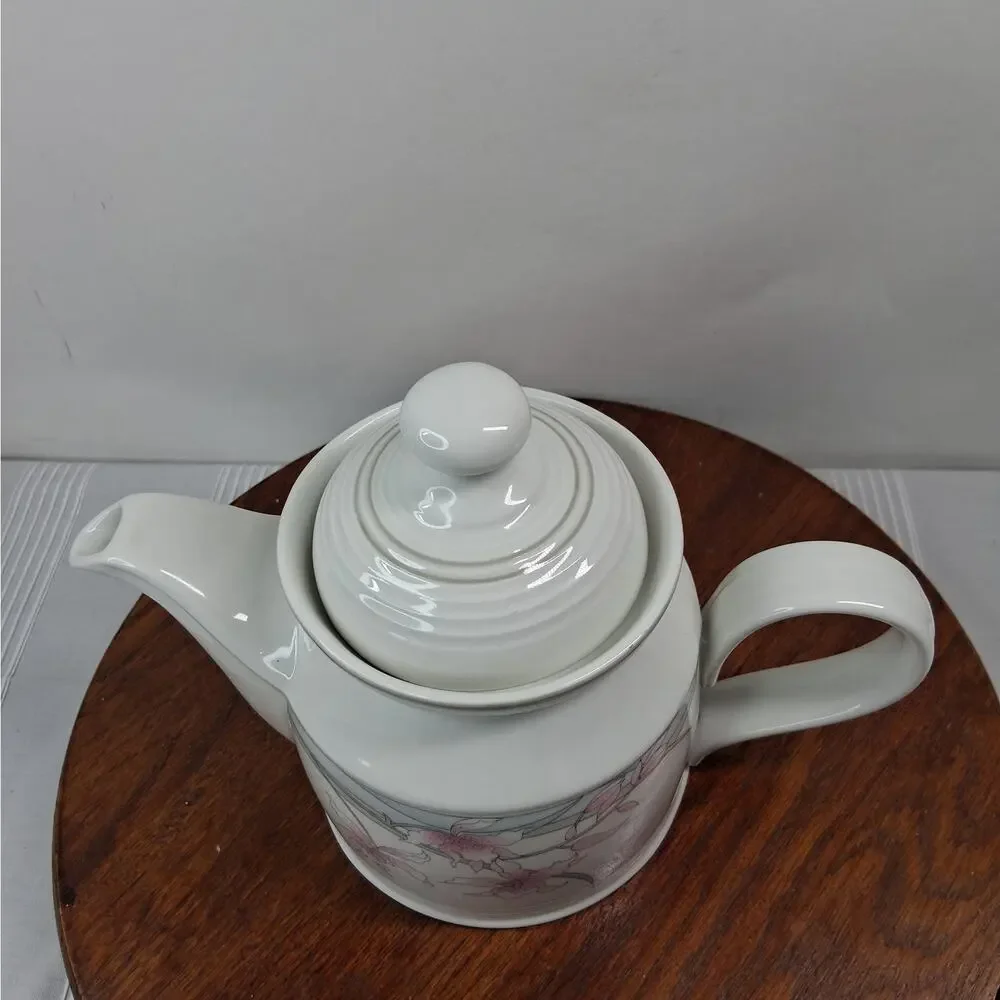 Royal Doulton Mayfair Lambethware Fresh Flowers LS1052 Teapot with Lid 1983‎